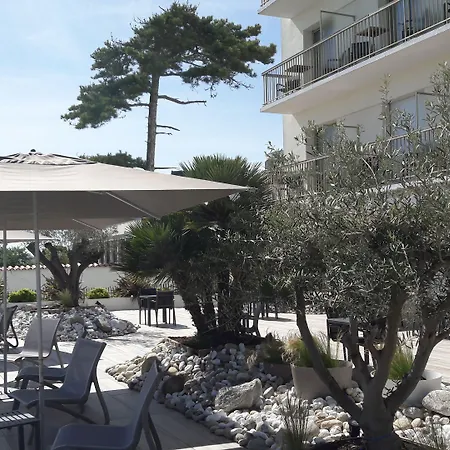 Les Brises Hotell