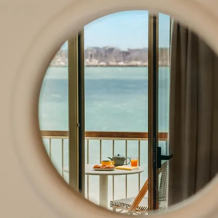 Les Brises Hotel